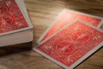 THE U.S. PLAYING CARD CO. KARTY BICYCLE CRIMSON LUXE STANDARD INDEX KOLOR CZERWONY METAL - obrazek 4